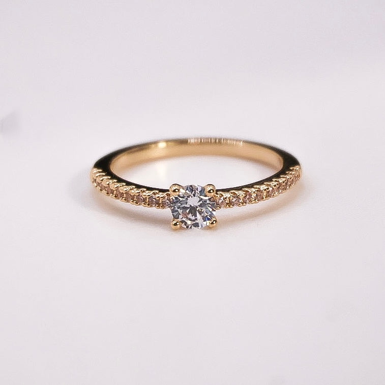 Bague solitaire en plaqué or 18K symbolisant amour et engagement.