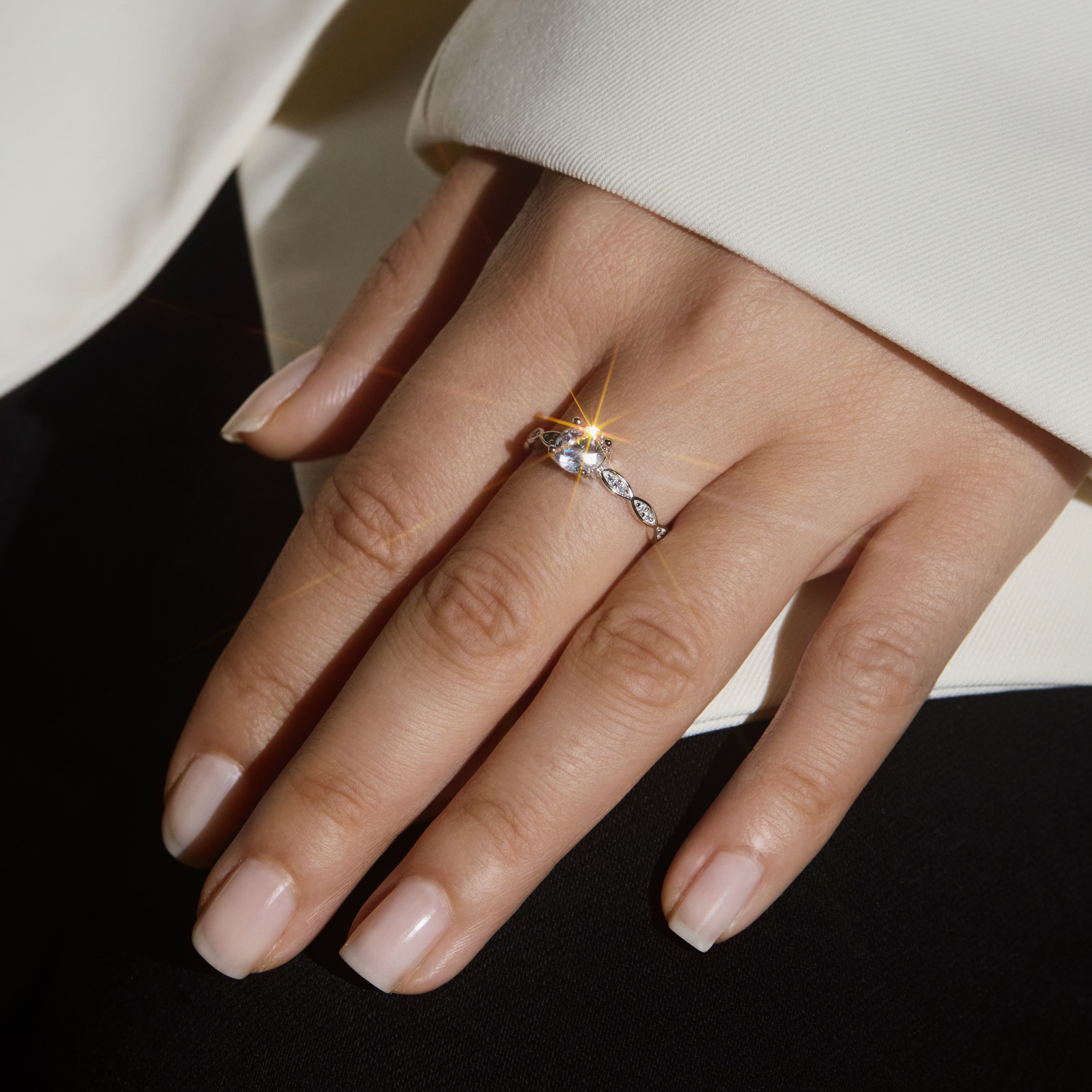 Teresa - Anillo solitario retorcido en plata rodiada