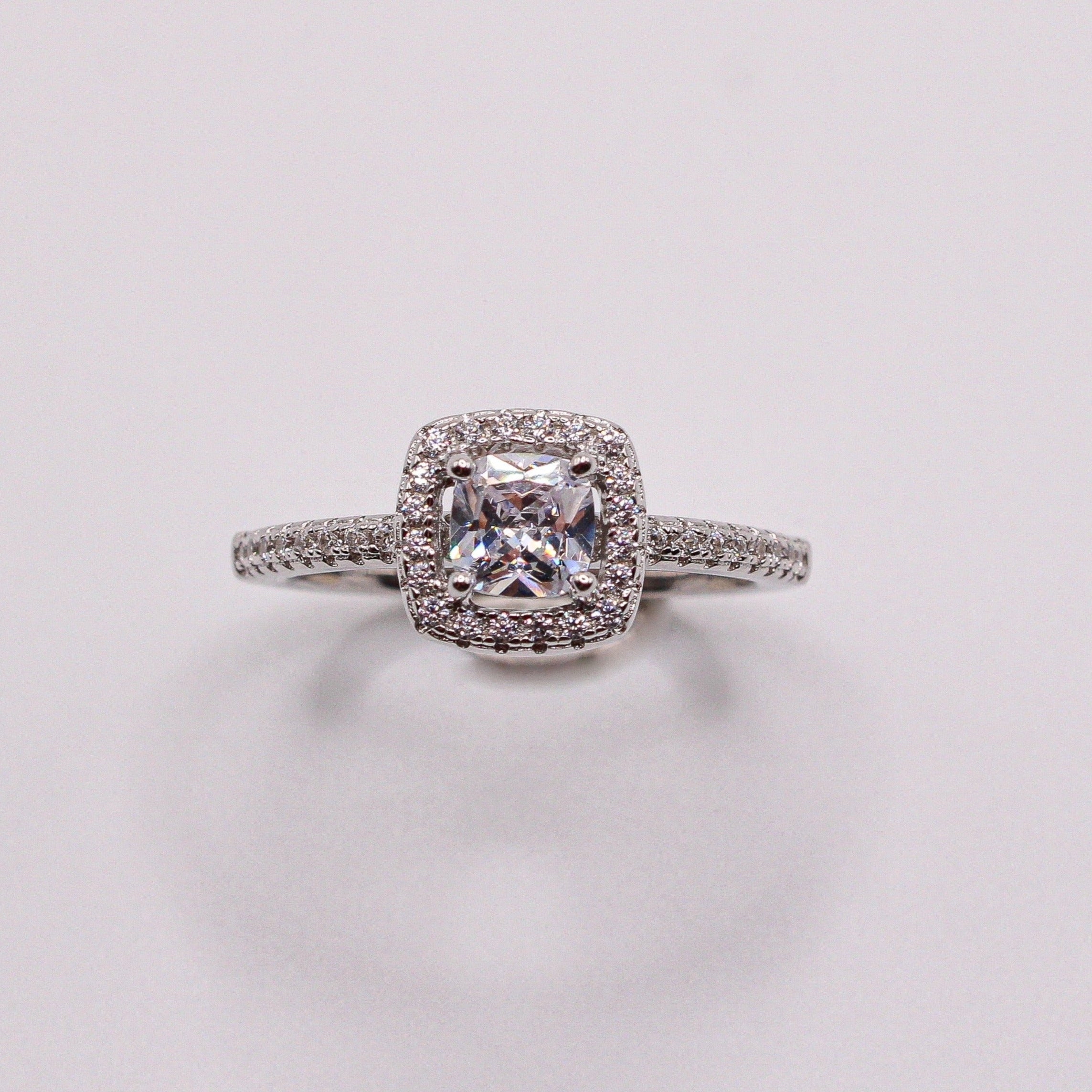 Bague solitaire Amira en argent 925 rhodié avec pierre carrée en oxydes de zirconium