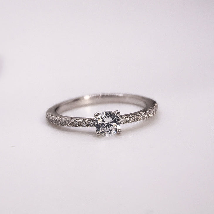 Bague solitaire en argent 925, parfaite pour cadeau d’engagement.