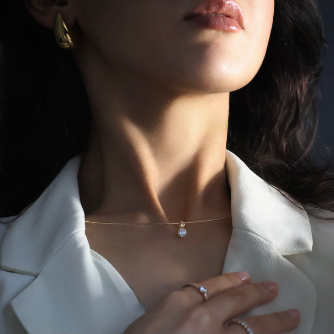 Bague, collier et boucles d’oreilles chic et élégant
